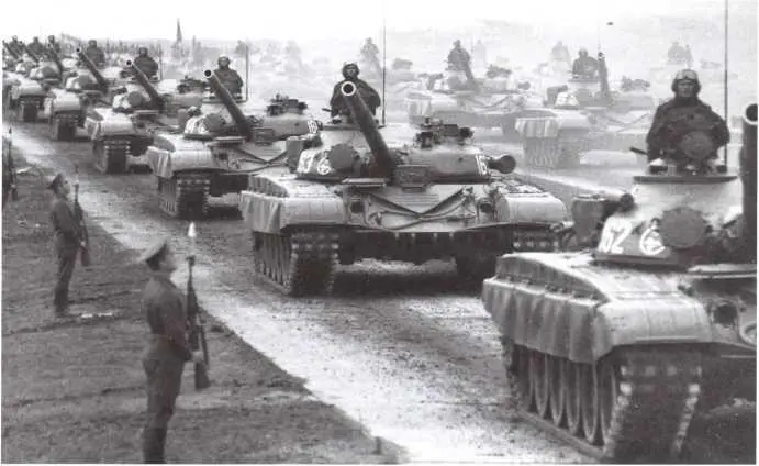 Танки Т72А на параде в честь завершения учений Запад81 Сентябрь 1981 года - фото 147