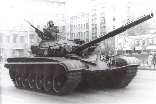Танк Т72Б1 на ул Горького ныне Тверская по пути на Красную площадь 7 - фото 152