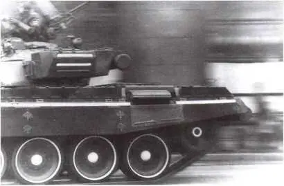Кормовая часть танка Т72Б1 спешащего на Красную площадь Обращают на себя - фото 153