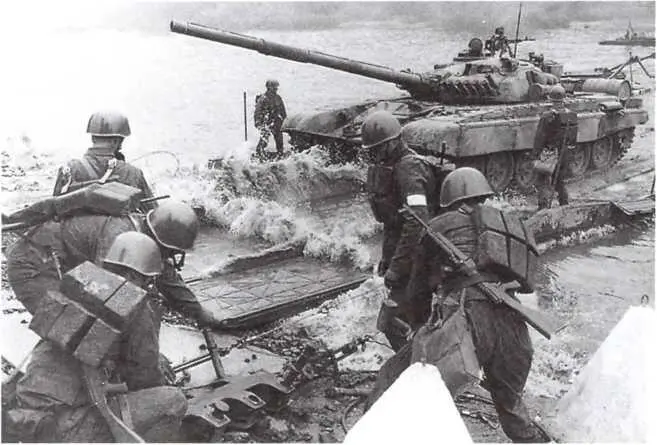 Братство по оружию в действии танк Т72А одной из частей Советской Армии - фото 157