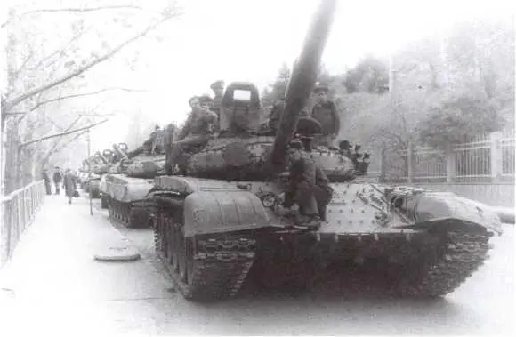 Танковая колонна на одной из улиц Тбилиси Головная машина Т72Б1 Апрель - фото 160