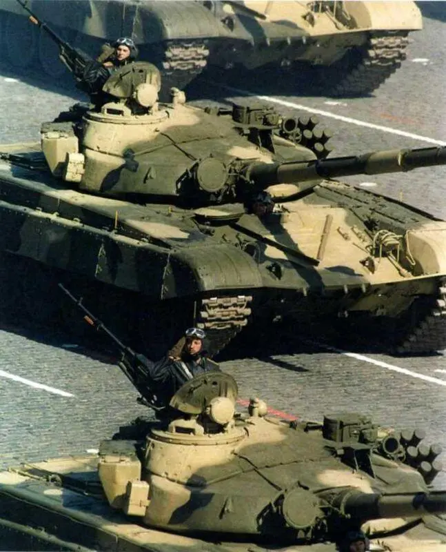 Танки Т72Б проходят по Красной площади Москва 9 мая 1990 года ФОТО - фото 203