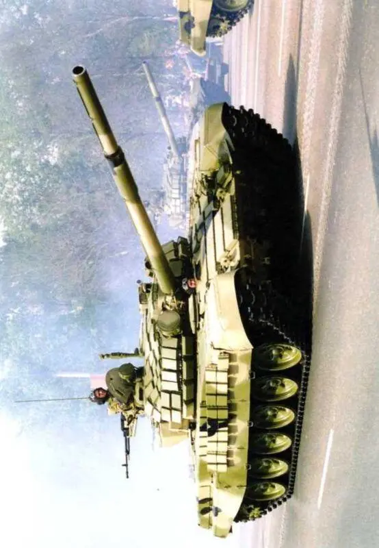 Танки Т72С в парадном строю Москва 9 мая 1995 года Фото Джима Киннера - фото 210
