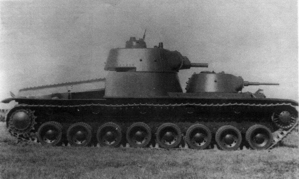 Танк Т100 на полигонных испытаниях Вверху вид спереди внизу вид с - фото 10