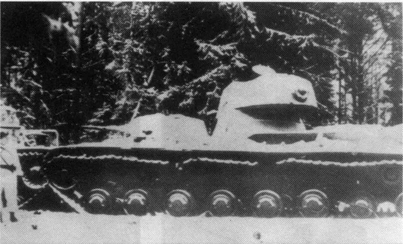 Подбитый танк СМК в глубине финских позиций Январь 1940 года Танк Т100 на - фото 22