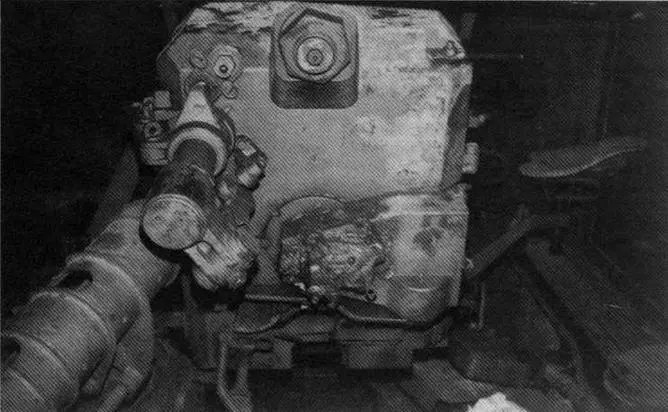 Казенная часть пушки Б13 установленной в T100Y На фото в центре и внизу - фото 36