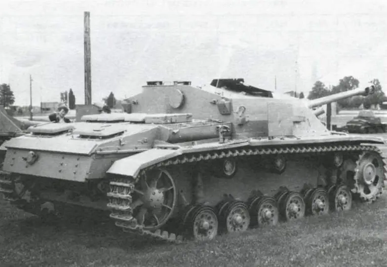 Вид сзади на StuG 40 AusfG Антенные вводы и бронировка вентилятора перенесены - фото 26