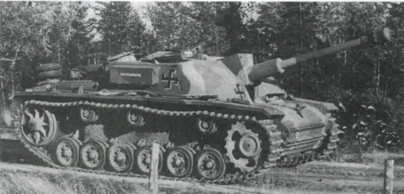 Вверху штурмовое орудие StuG 40 AusfG финской армии сентябрь 1944 года - фото 31