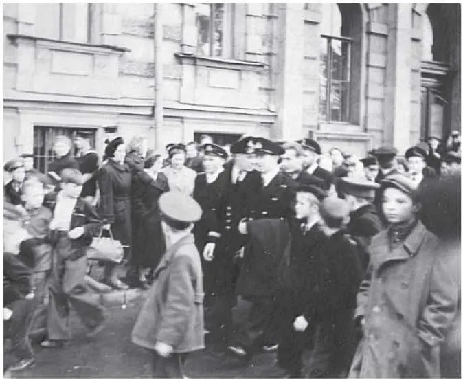 Толпа зевак вокруг английских моряков на улицах Ленинграда 1955 г Английские - фото 11