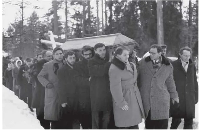 На кладбище в Комарово под Ленинградом 1966 г Гражданская панихида в Доме - фото 46