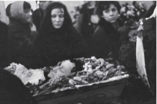 Гражданская панихида в Доме писателей 1966 г Вскоре на доске объявлений - фото 47