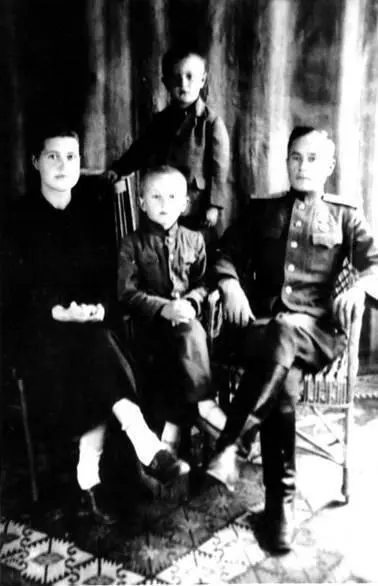 Наша семья в г Шепетовка 1946 г И странно мне и больно видеть разногласия - фото 42