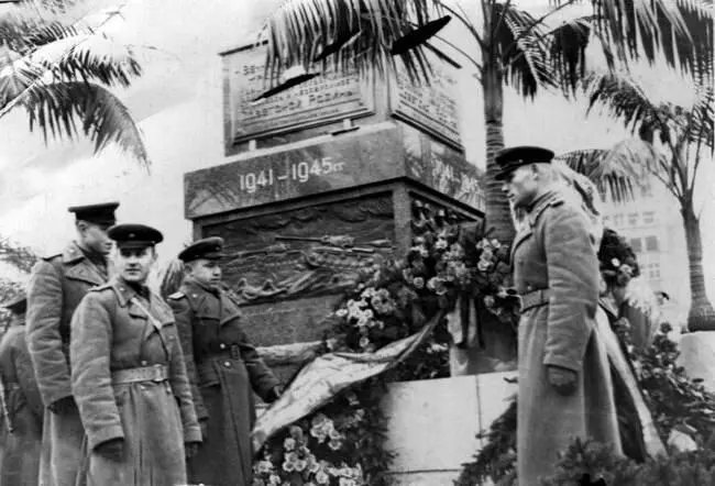 Яков Иванович в Берлине 1945 г Был отец очень скромным человеком Не любил - фото 109