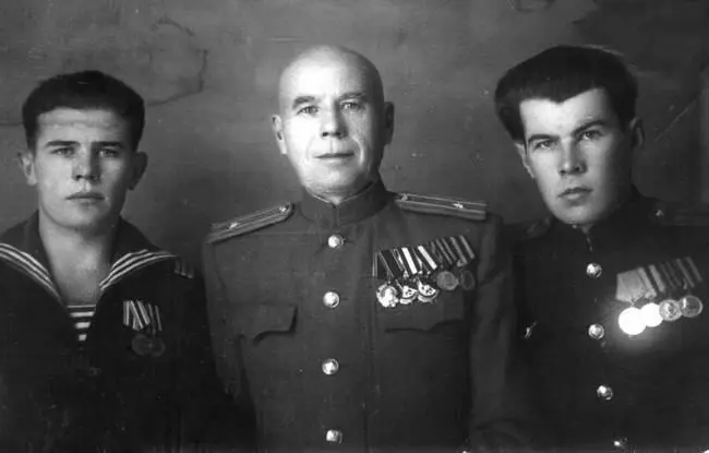 1953 год Слева направо Шлыков Борис Федорович мой отец Шлыков Федор - фото 125