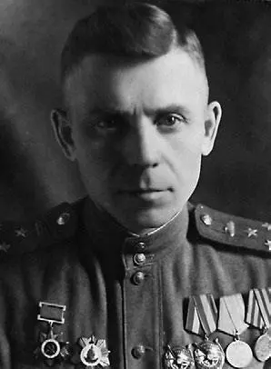 Начальник штаба 3го мк М Т Никитин Командир 3й мбр АХ Бабаджанян - фото 20