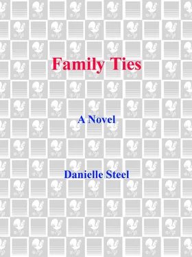 Danielle Steel Family Ties (2010) обложка книги