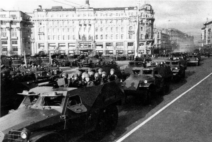 Бронетранспортеры БТР152 на Манежной площади перед парадом Москва 7 ноября - фото 13