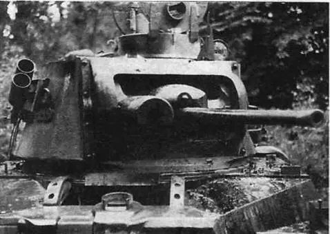 Matilda II подбитая у Арраса Слева от пушки массивный броневой кожух - фото 25
