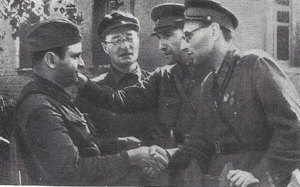 Борис Лапин первый справа и Захар Хацревин второй справа прощаются с - фото 1