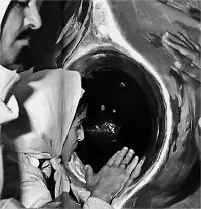 Рис 12 Черный Камень в Каабе в наше время Современная фотография Обратите - фото 12