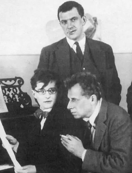 В Маяковский Д Шостакович и Вс Мейерхольд на репетиции пьесы Клоп 1929 - фото 6