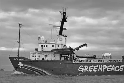 The Arctic Sunrise near the Prirazlomnaya oil rig on its way to protest - фото 8