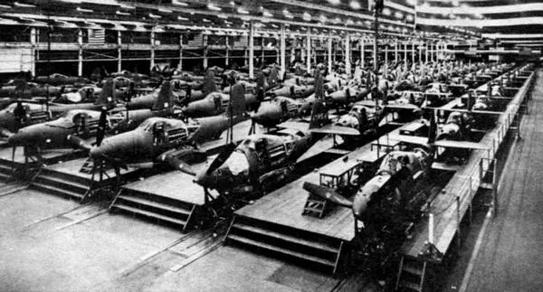 Конвейерная сборка P63A на заводе Белл 1944 г На параллельных линиях - фото 18