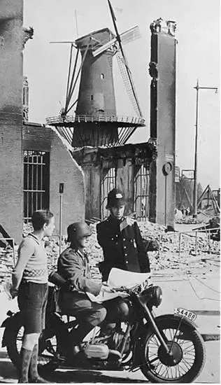 Медовый месяц Фото 1940 Была война записал Йооп ден Эйл в своем - фото 13