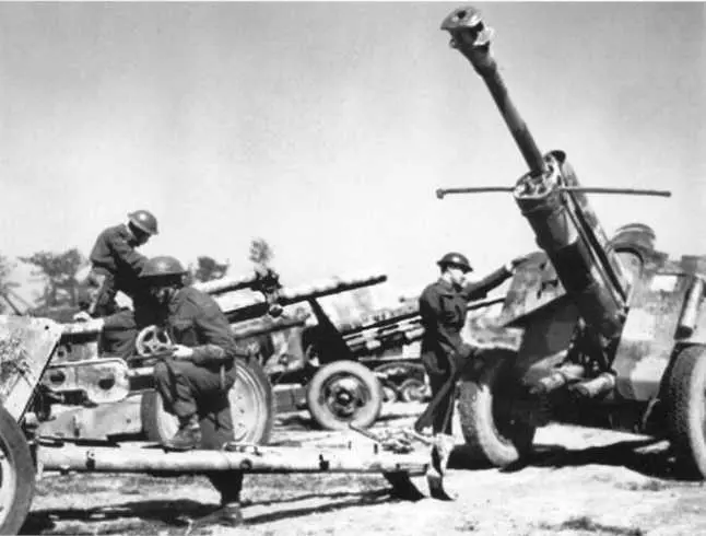 Канадские солдаты осматривают трофейные орудия Лето 1944 года Справа видна - фото 68