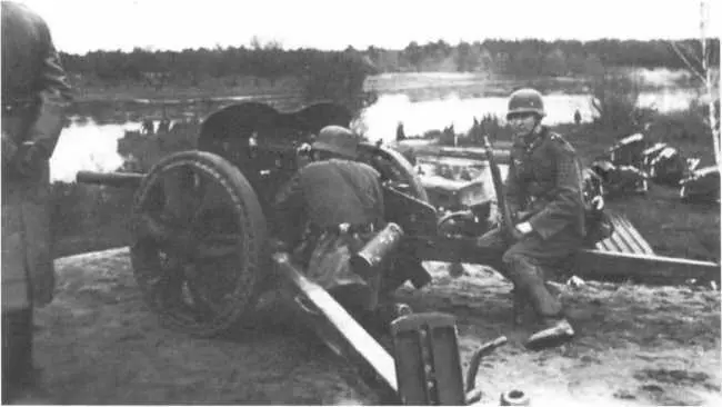 47мм противотанковое орудия Pak 181 f на огневой позиции Лето 1941 года - фото 125