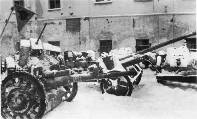 Трофейная артиллерия в освобожденном Тихвине Декабрь 1941 года Слева на - фото 127