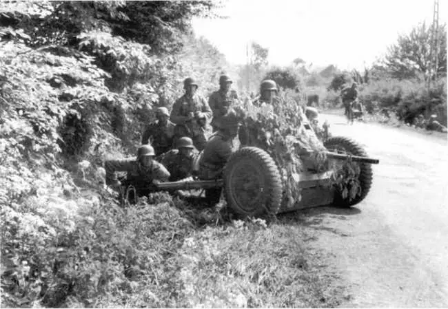 Расчет 37мм противотанковой пушки Pak 3536 на позиции Франция май 1940 года - фото 136