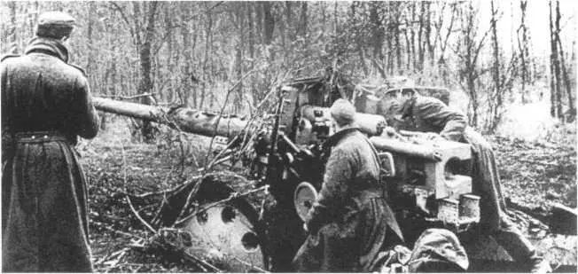 Расчет 88мм противотанковой пушки Pak 4341 готовится к бою Венгрия осень - фото 155