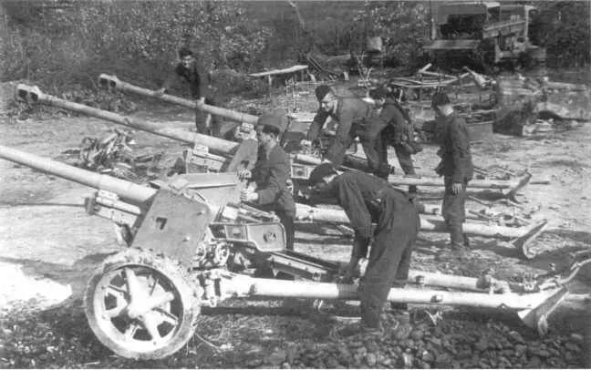 Югославские партизаны изучают 75мм трофейные немецкие орудия Pak 40 - фото 178