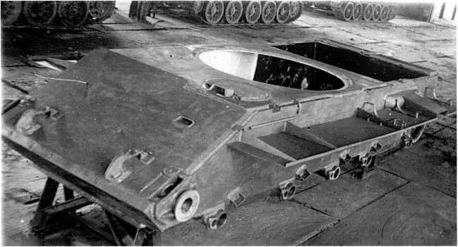 Бронекорпус танка Т44А в цеху завода 183 Нижний Тагил июль 1944 года - фото 96