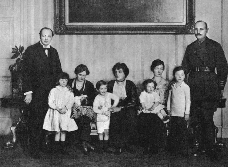 Семья Черчиллей 1914 год снимок сделан в Адмиралтейском доме в период - фото 12