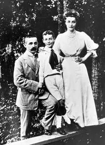 Владимир Набоков с матерью и ее братом дядей Рукой 1907 г The Estate of - фото 7