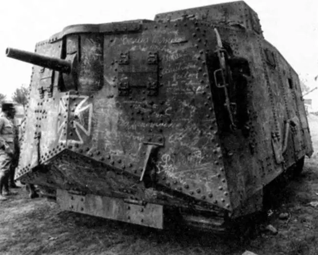 Осмотр французами трофейного германского танка A7V 542 Эльфриде По - фото 2