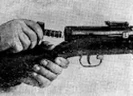 Рис 30 При свинчивании с последней нитки резьбы поддерживаем затыльник так - фото 28
