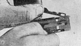 Рис 38 Рис 39 в Выбить выколоткой ось спускового рычага удерживая - фото 36