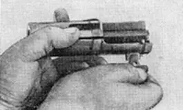 Рис 41 б Нажав на ударник отведем боек назад опрокинем затвор ударником - фото 39