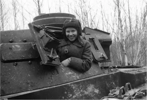 Санинструктор В Николаева в башне трофейного танка PzIII Ленинградский - фото 138
