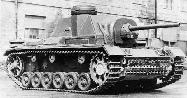 Командирский вариант СУ76И оборудованный башенкой от танка PzIII во дворе - фото 150