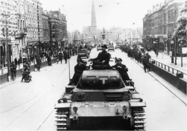 PzIII AusfE на одной из улиц Роттердама Май 1940 года Танки PzIII - фото 178
