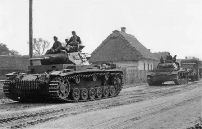 Танки PzIII AusfFвпереди и PzIII AusfG Восточный фронт 1941 год - фото 179