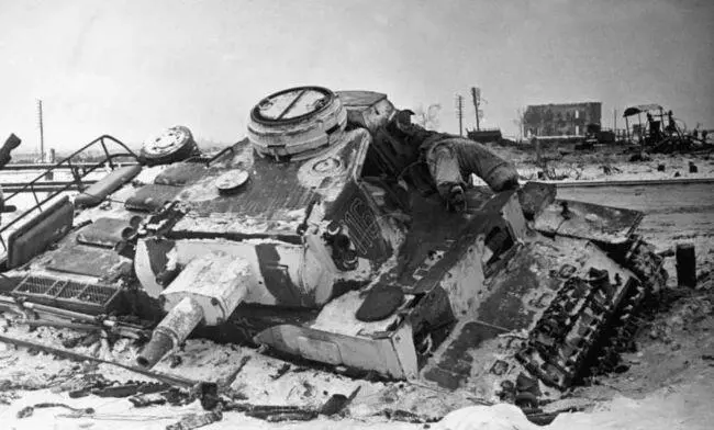 PzIII AusfN подбитый советской артиллерией в районе Синявино Зима 1943 года - фото 186