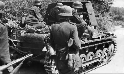 САУ Panzerjager I из состава 521го противотанкового дивизиона ведет бой на - фото 54