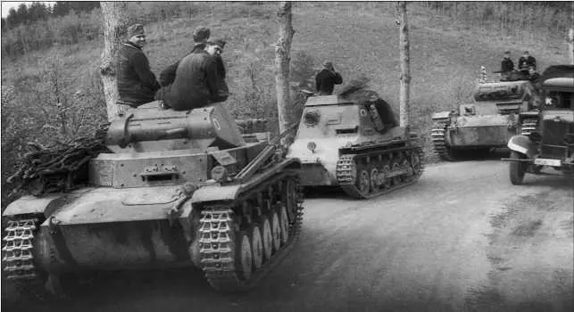 Колонна немецких танков в Арденнах Май 1940 года На переднем плане PzII - фото 97