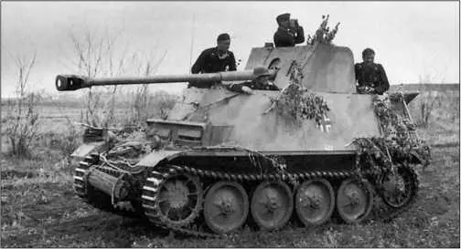 Расчет противотанковой САУ Marder II ведет наблюдение за противником Восточный - фото 119