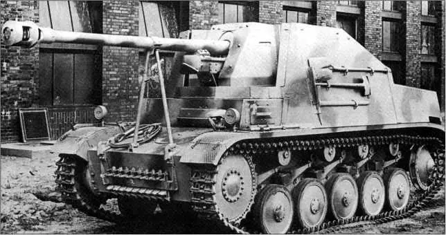 Истребитель танков SdKfz131 Marder II во дворе завода FAMOUrsus Вид на - фото 121